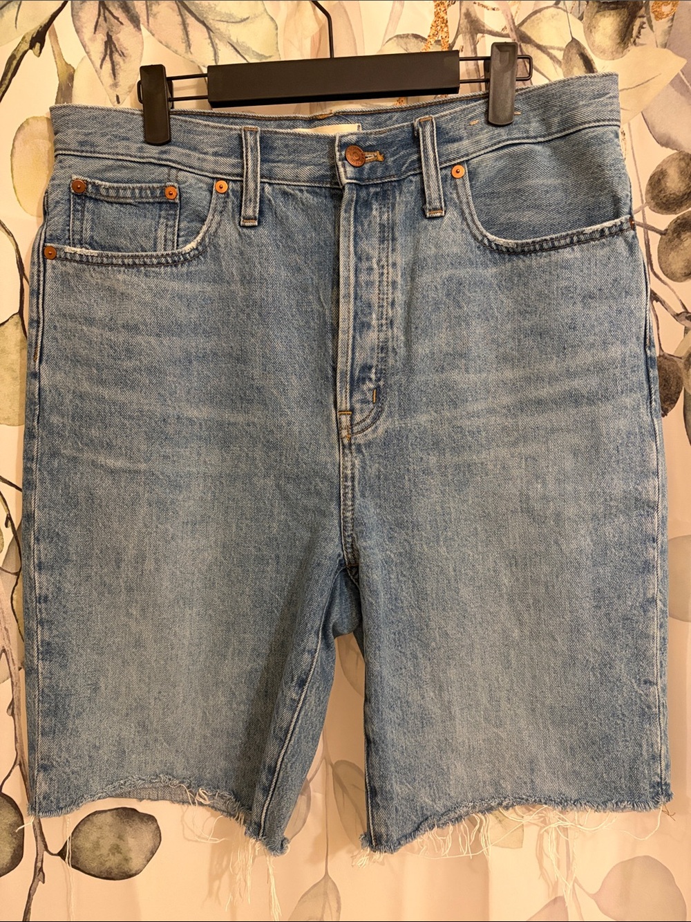 Madewell high-rise long Light Wash Denim Frayed Hem Shorts EUC